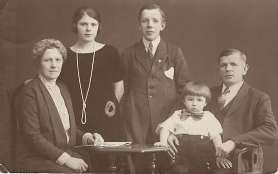 Wilhelm Ohler + family, Lisa standing